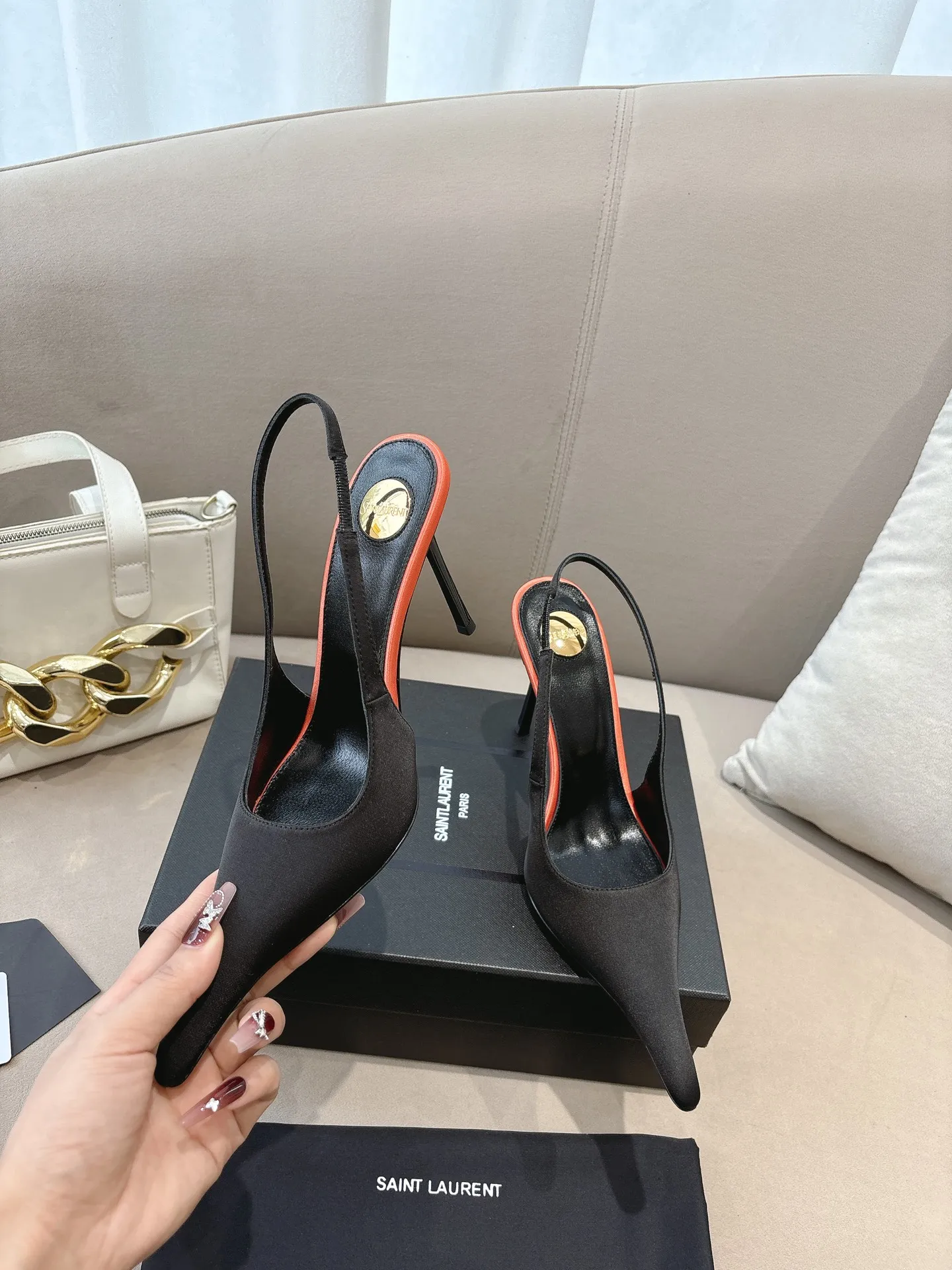 👟👟Ex-factory price 600👟👟 Saint Laurent ysl 25ss/autumn and winter ready-to-wear series catwalk style high heels. The toe and contrasting color design make the final effect quite impressive. Different colors also look good. Straight and curved heels are optional. Only YSL understands women’s hearts best and does not accept refutation. It is a super invincible feminine artifact, a must-have for women (z-brand full-body customization, own molded hardware accessories, perfect consistency) ✔ Upper: imported cow patent leather ✔ Inner lining: imported 🐑 goat leather ✔ Sole: imported genuine leather outsole ✔ Heel height: 10.5cm ✔ Size: 36-39 (40, 41, 42 can be customized and cannot be returned or exchanged) (Full set of packaging)
